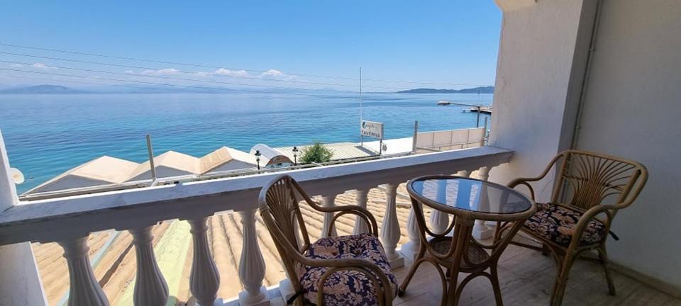الشقق الفندقية آغيوس يوانيس بيريستريونفي  Ionian Mare المظهر الخارجي الصورة